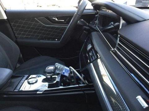 红旗首款SUV终于现身！奔驰式双屏+电子换挡，已上镜国家春晚