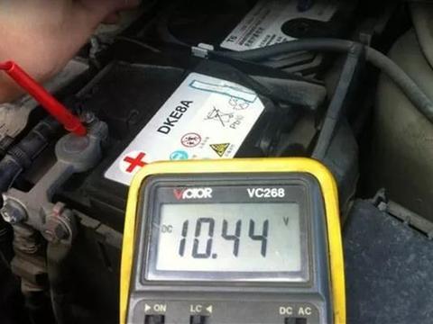 电瓶突然没电打不着车，有什么办法能提前知道电瓶是否亏电呢？