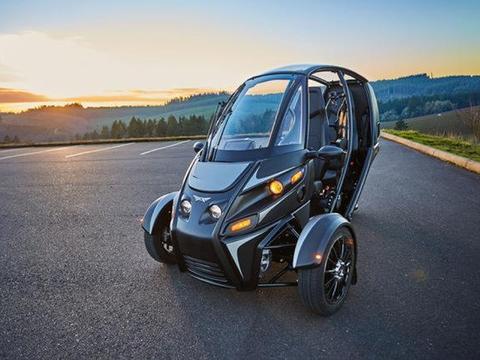 这款电动三轮摩托，百公里加速7.5秒，折合人民币才12万！