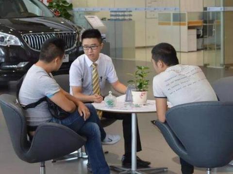 买车时，4S店强制你买保险，你该怎么办？老司机：一句话搞定