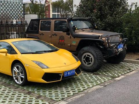 南通某别墅区实拍兰博基尼跑车和牧马人，车牌都是三连号，太壕了