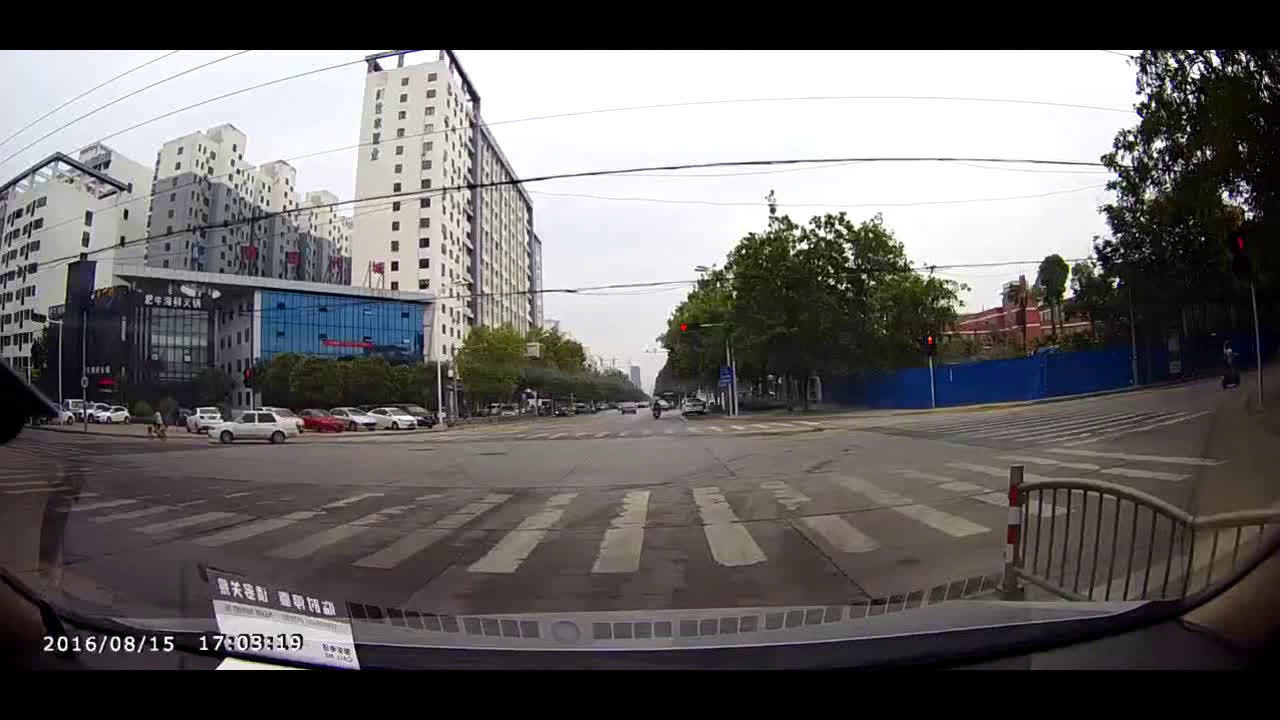 这起车祸后，这位电动车这辈子估计再也不敢闯红灯了