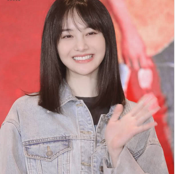 郑爽《青春斗》发布会主动站C位,被取笑太真实