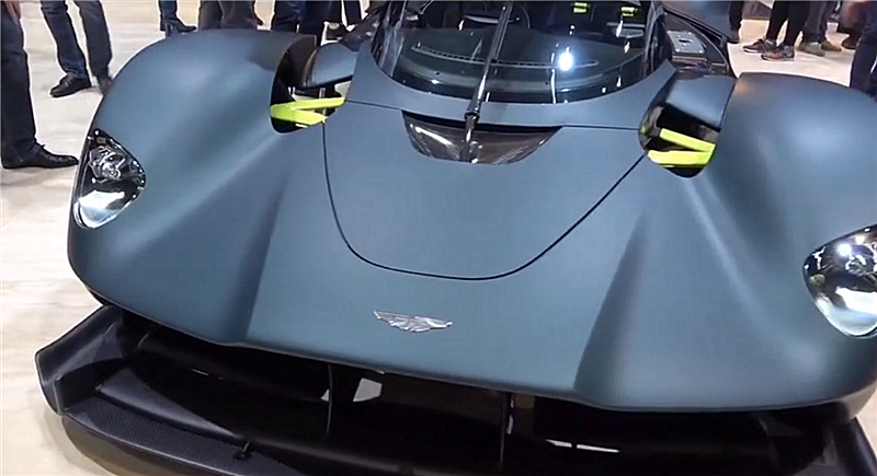 阿斯顿马丁am-rb 001,车型定位中型跑车,采用和帕加尼同款风格的鸥翼