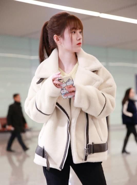 鞠婧祎不再长发披肩了,扎了一个马尾辫,美到骨子里!