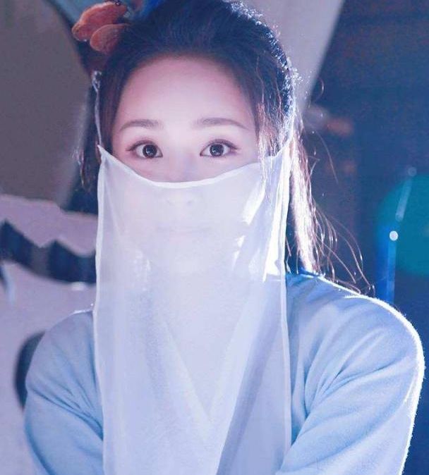 杨紫跨年会再唱不染,穿一袭水钻蓝衣仙女裙,声