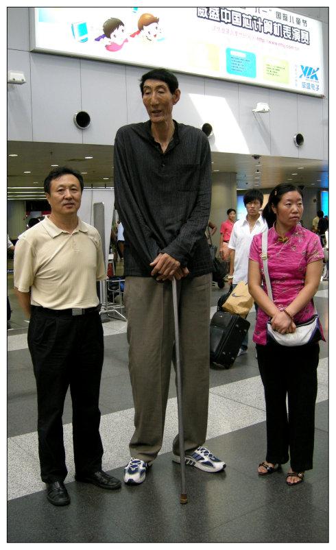 和身高2米36的中国第一巨人结婚什么感受?1米68妻子这么回答