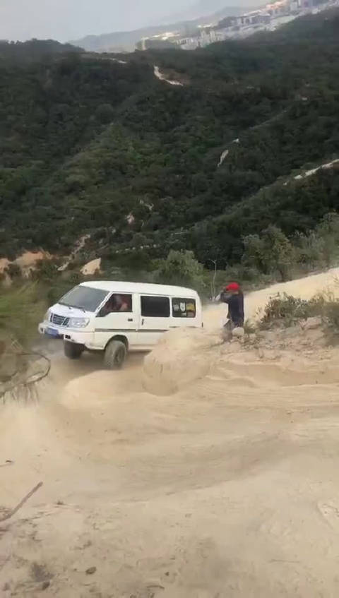 视频：有短鼻子的后期版四驱东南得利卡，后半段镜头歪着拍有作弊嫌疑