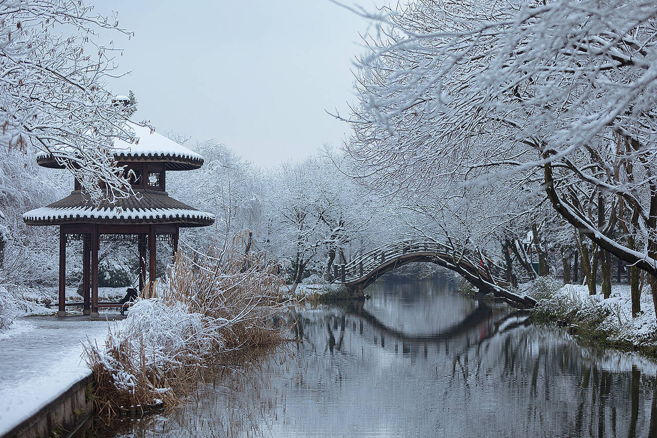 【携程攻略】杭州断桥残雪景点,断桥位于白堤北端。著名的“断桥残雪”，也是最早的“西湖十景”之一…