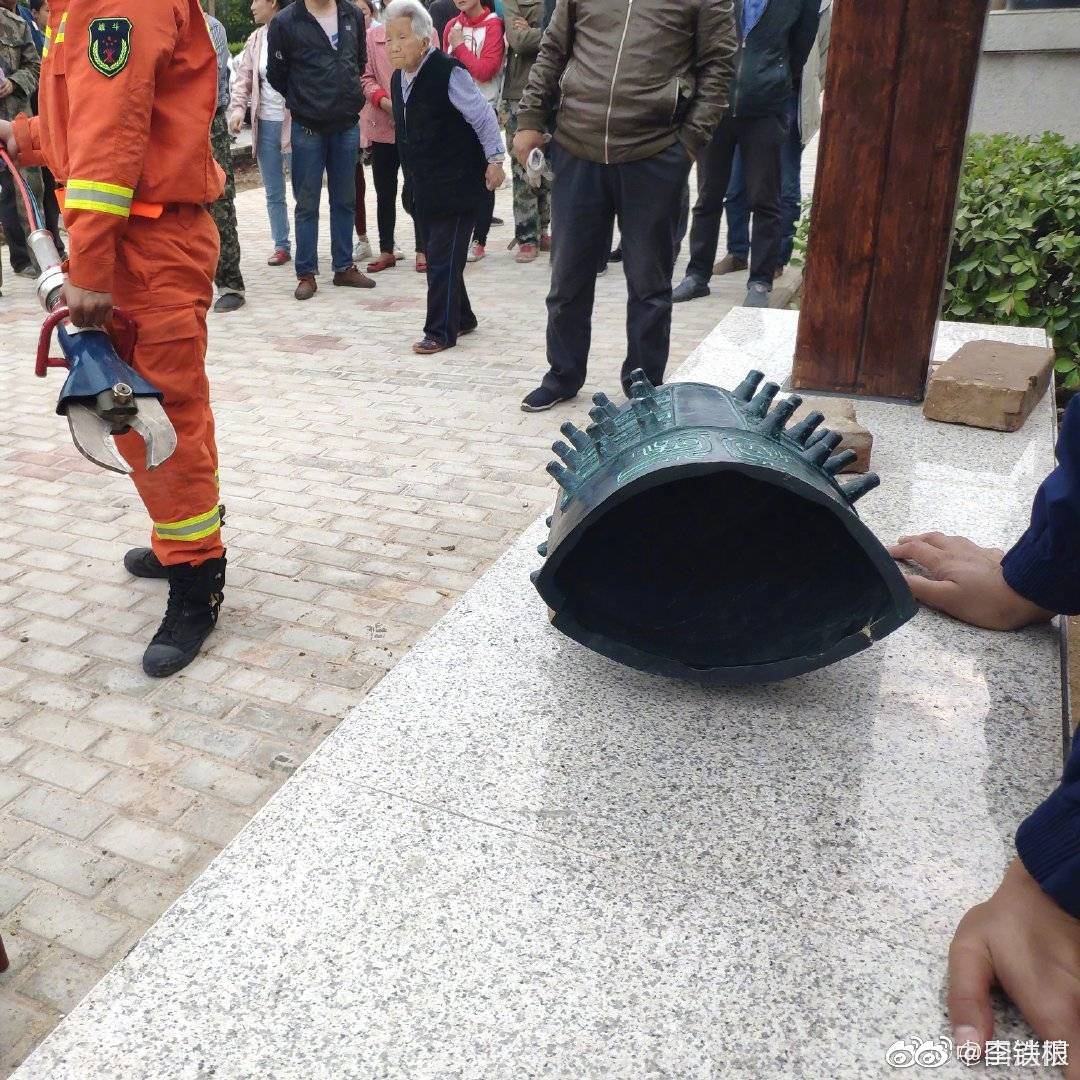 4月29日,陕西宝鸡一男孩的头被卡编钟内,消防