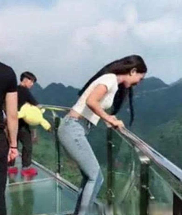 玻璃桥的尴尬,美女上一秒美美自拍,下一秒陷入悲伤!