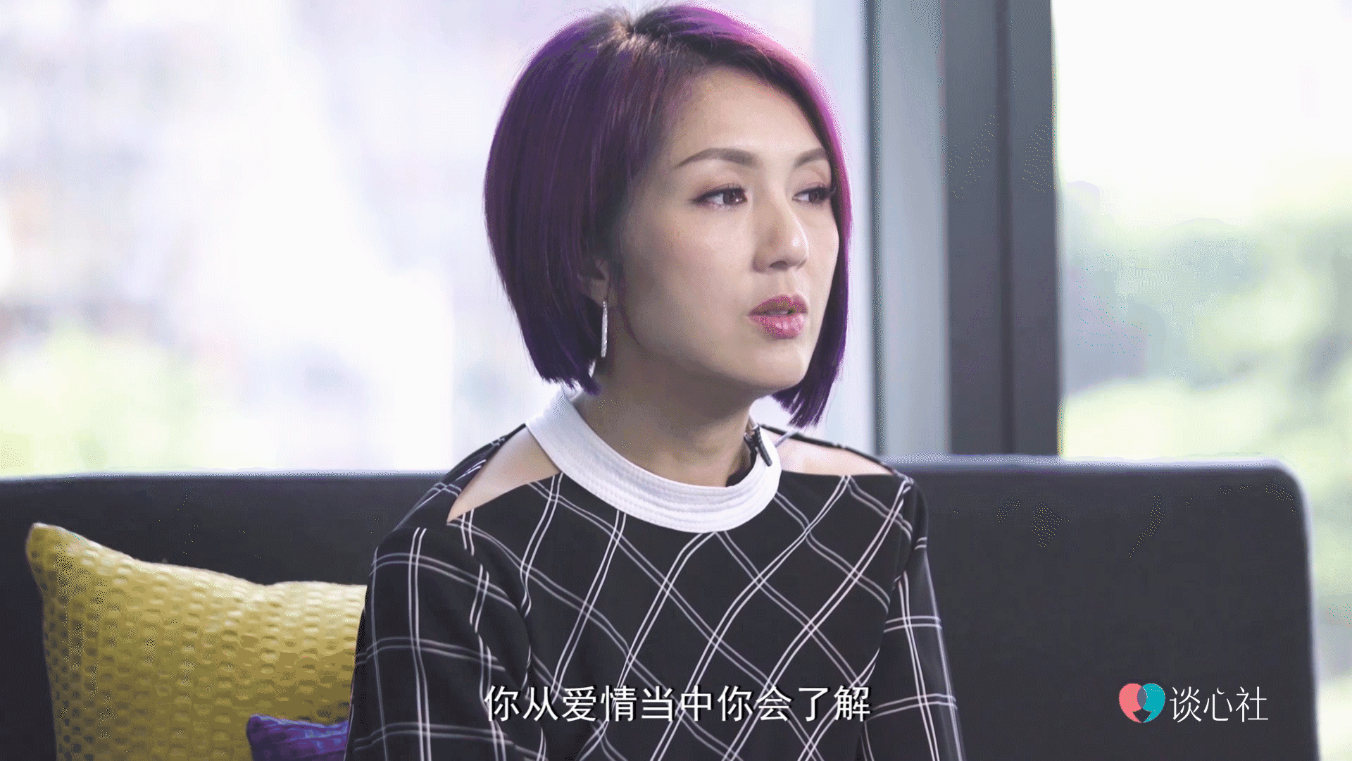 她来了她来了,@杨千嬅 带着标志性紫发来了