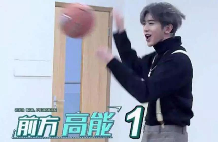 Faker看蔡徐坤打篮球表情太真实，脱口而出的话，粉丝炸了