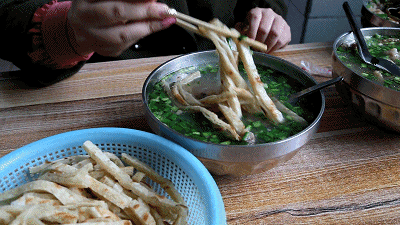 量足肉丸，大块牛肉。寒冷的春天，这碗酥肉丸子汤，热乎美味量大还实