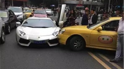 撞了豪车，索赔上百万怎么办？家里养猪的不用看