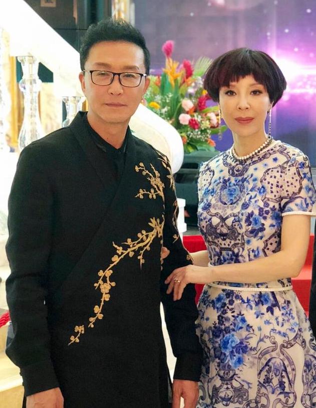 吴刚一家近照,和妻子恩爱几十年,儿子长相很帅气!