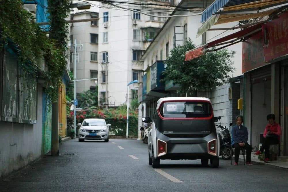 这款两门两座的小车，其实是柳州人最潮的出行方式