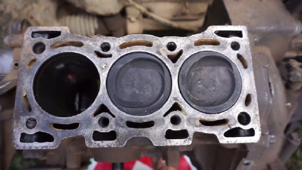 印度小哥拆了三缸发动机，改装成电动车，能跑起来