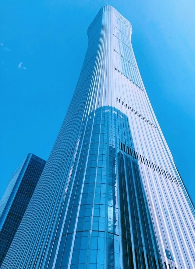 相比632的上海中心大厦,529米北京中国尊为何看起来却