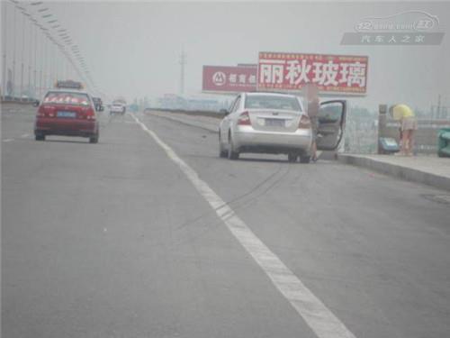 女性车主高速开车，堵车又内急怎么办？