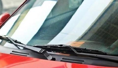雨刮器“刮不干净”，还有异响？修车师傅教你一招就能轻松解决