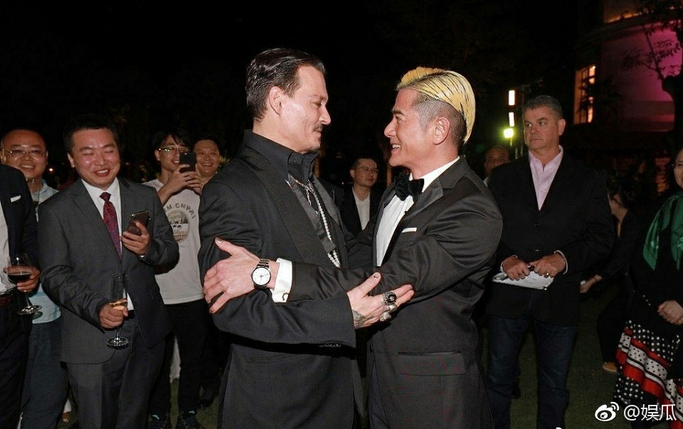 海南岛国际电影节闭幕式，天王郭富城与约翰尼德普亲切握手相视