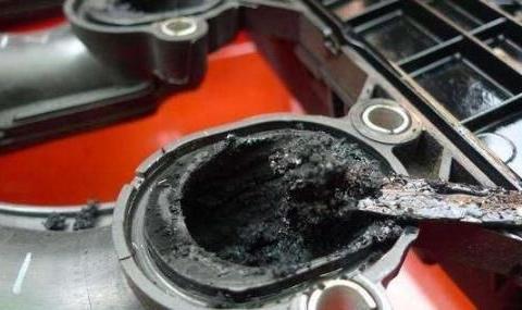 发动机积碳别再高压冲，专业人士告诉你：学会这招，轻松去除积碳