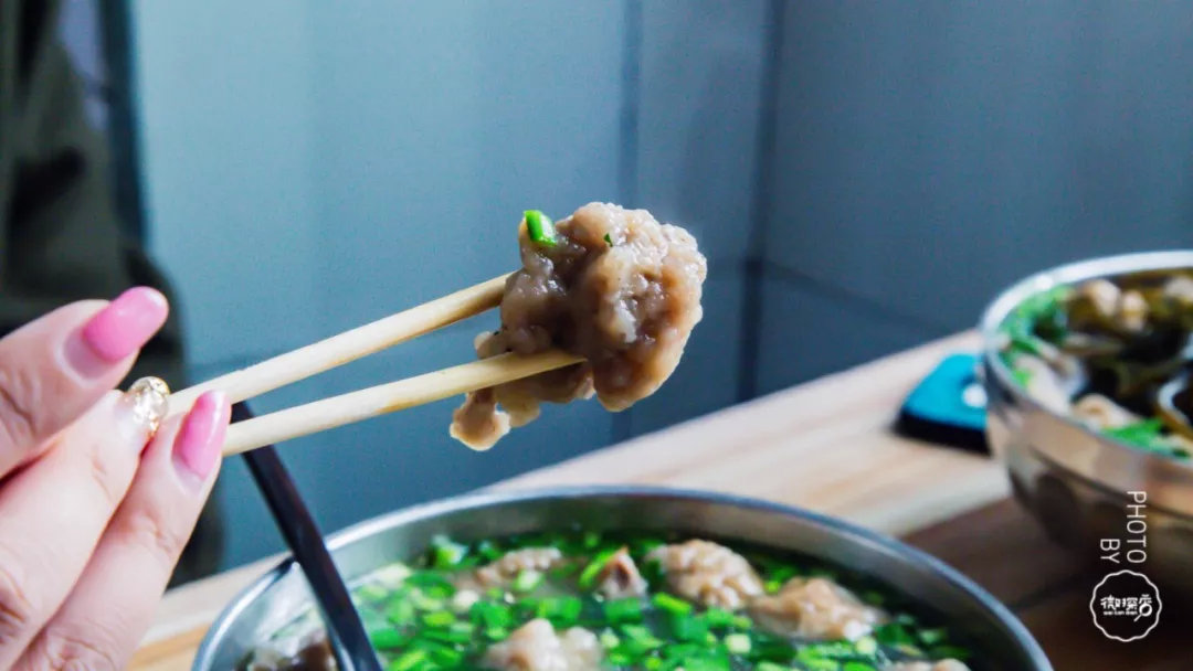 量足肉丸，大块牛肉。寒冷的春天，这碗酥肉丸子汤，热乎美味量大还实