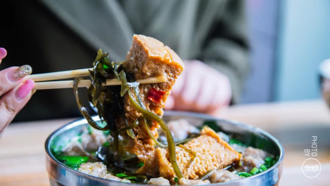 量足肉丸，大块牛肉。寒冷的春天，这碗酥肉丸子汤，热乎美味量大还实