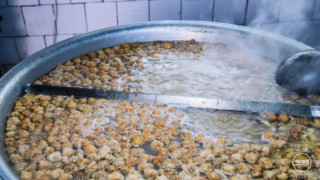 量足肉丸，大块牛肉。寒冷的春天，这碗酥肉丸子汤，热乎美味量大还实