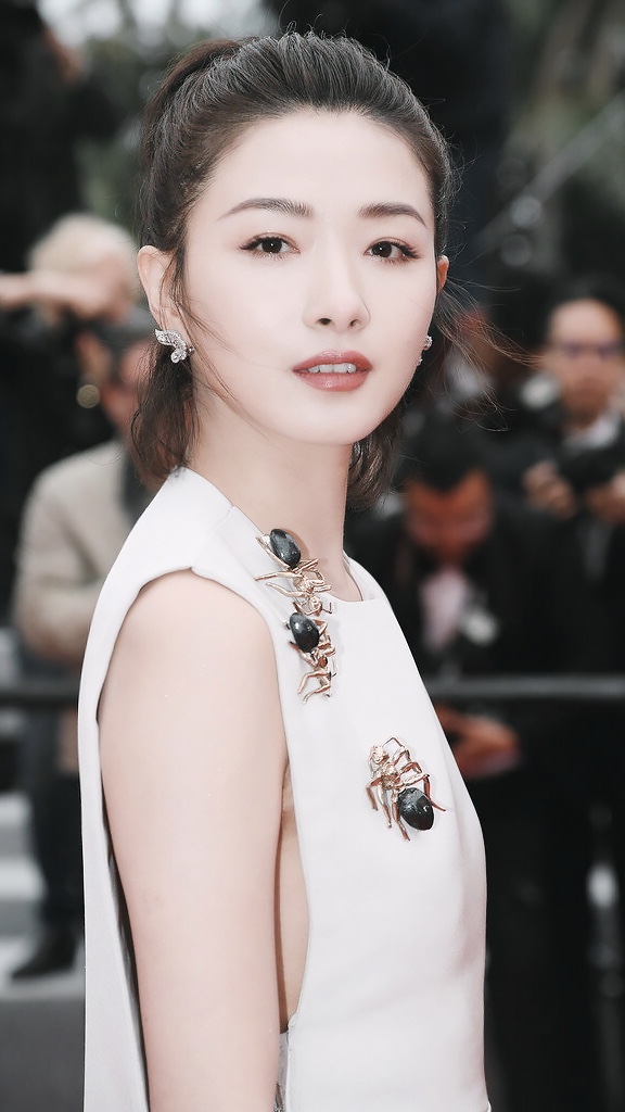 万茜戛纳电影节和胡歌同框,身穿白色披风短裙,很简单大气