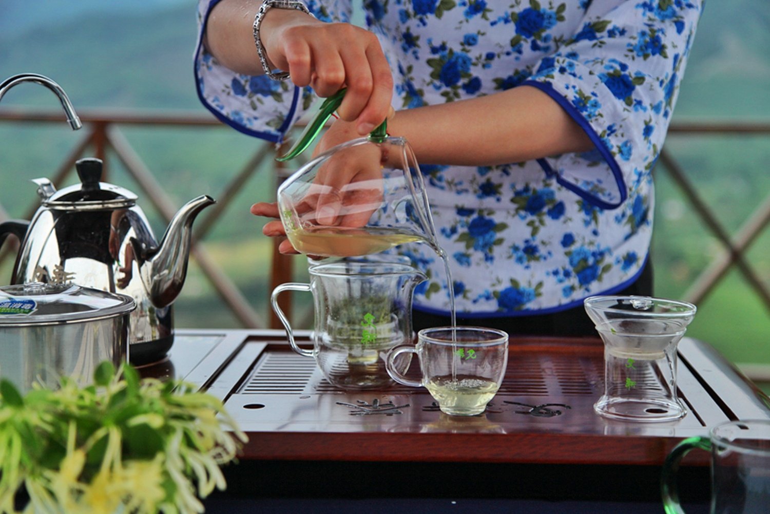 中国名茶，亩产三斤需要24万颗嫩芽，卖多少你觉得最合适