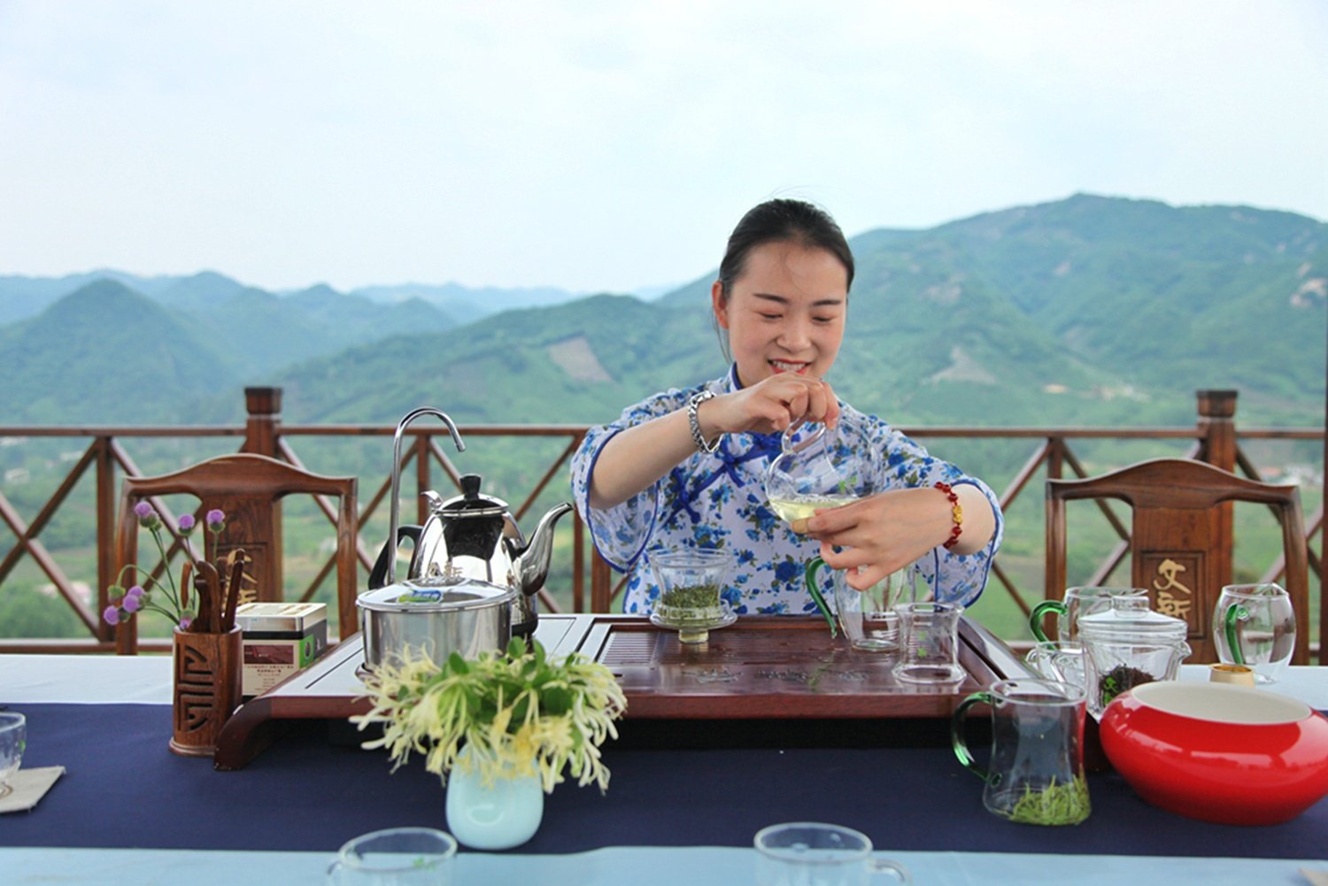 中国名茶，亩产三斤需要24万颗嫩芽，卖多少你觉得最合适