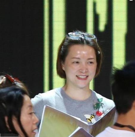 央视主持董卿素颜照曝光，简直一言难尽！网友：只有她老公受得了