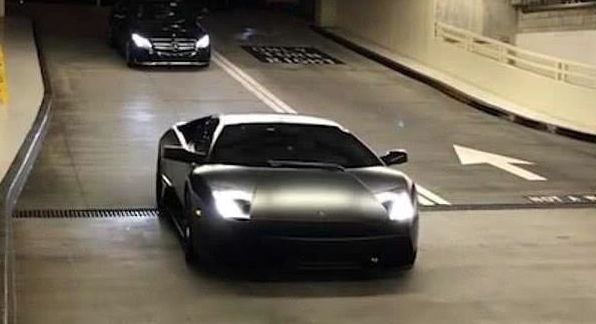 国外兰博基尼因进车库不抬杆走红，网友：买车送停车费？