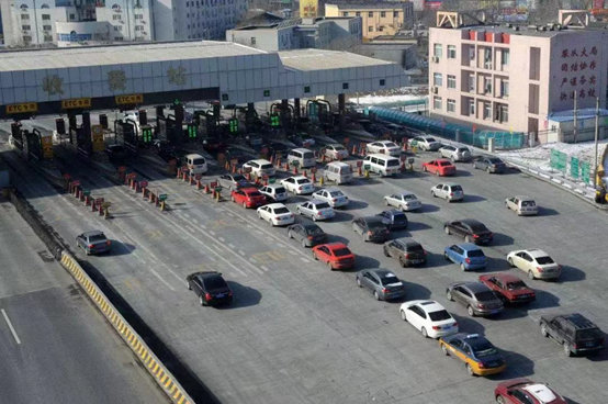 上高速，怕行行复停停？堵车排队到天荒地老