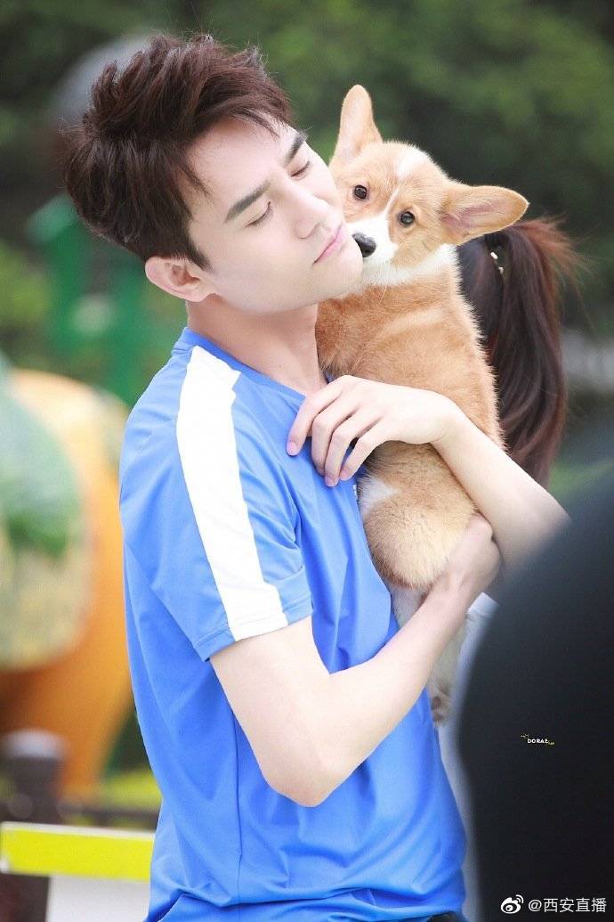 王凯今日西安录制某综艺节目路透图,@王凯kk