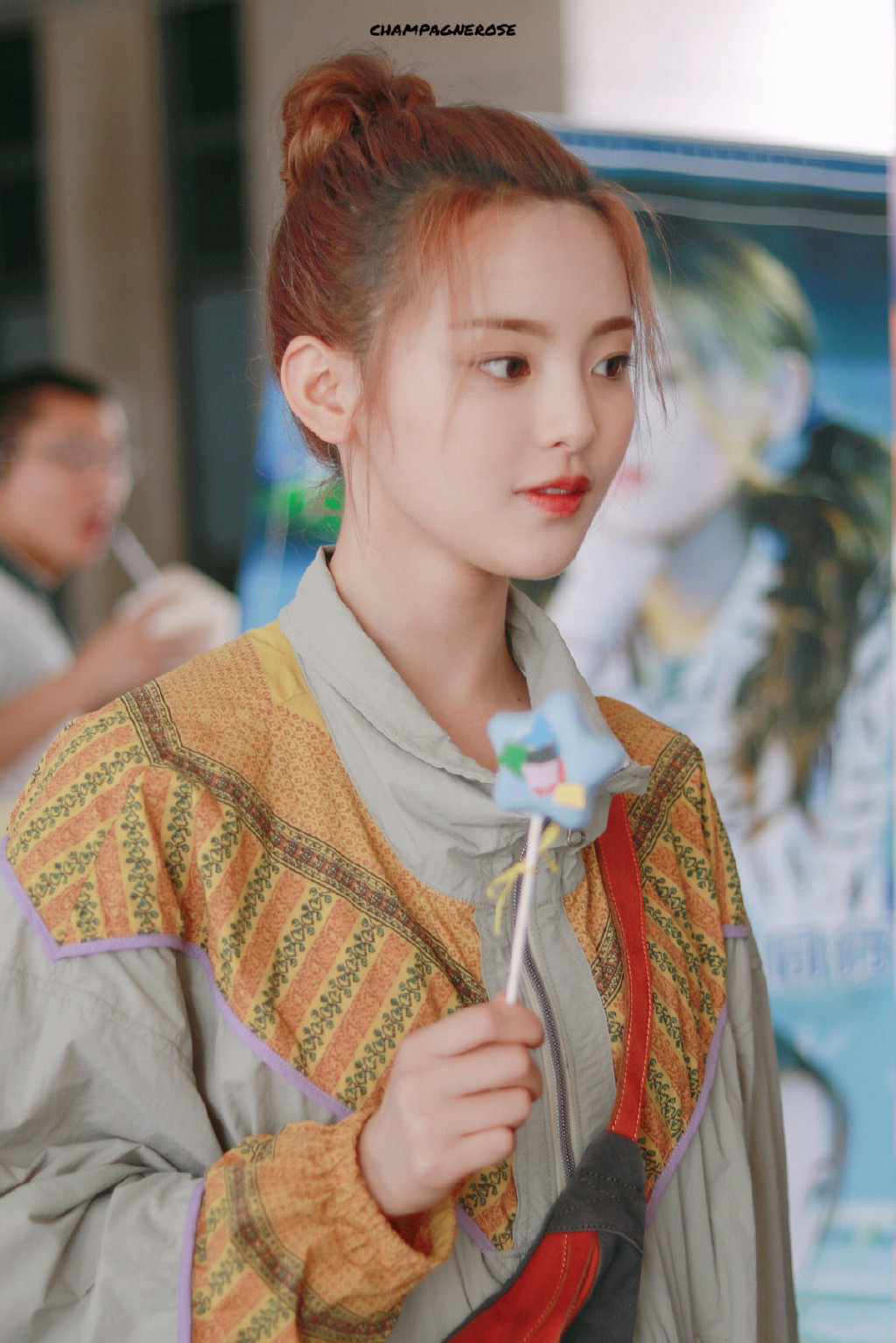 杨超越探班饭拍,丸子头的美少女,清新甜美,超级可爱呀!