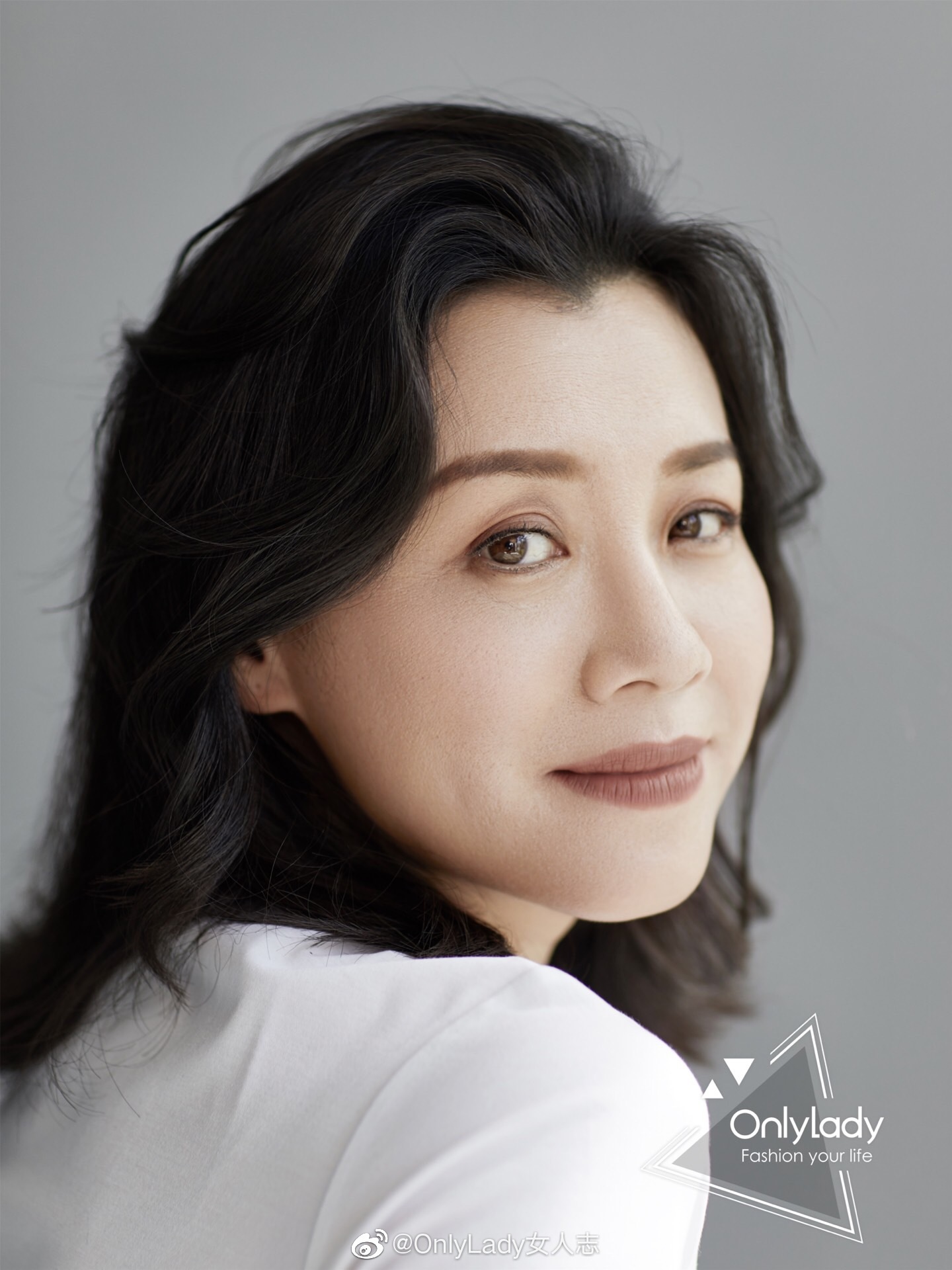 演员刘琳 今日一组白色系写真曝光,妆容简单干净,回归本真模样