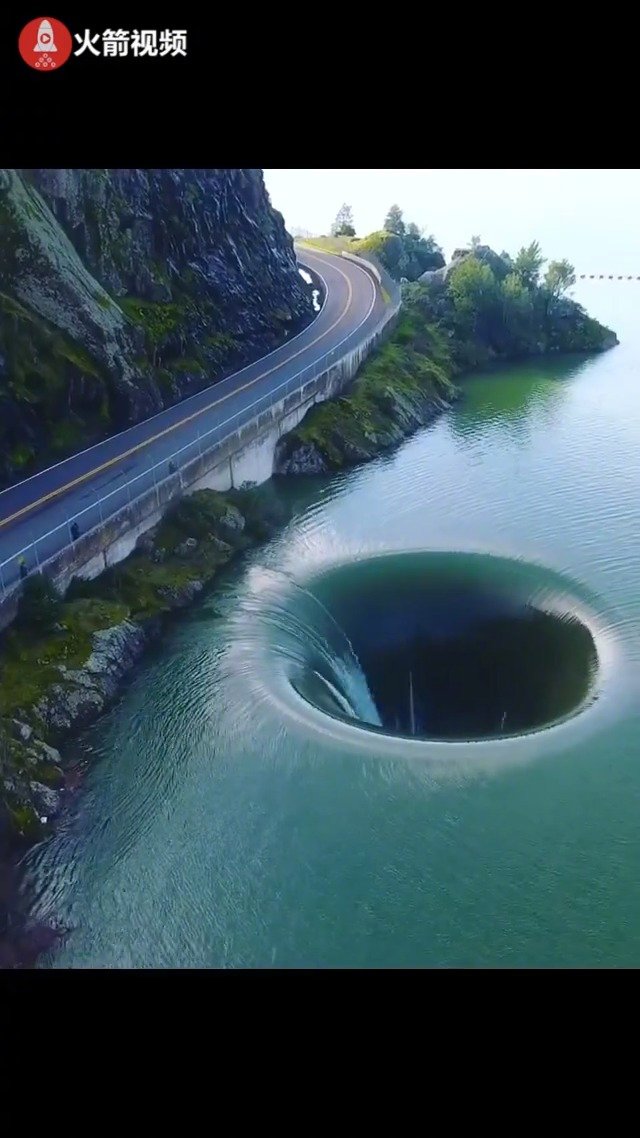 很神奇的美国加州伯耶萨湖的荣耀之孔 Glory Hole，仔细看15秒之后美国加州荣耀伯耶_新浪新闻