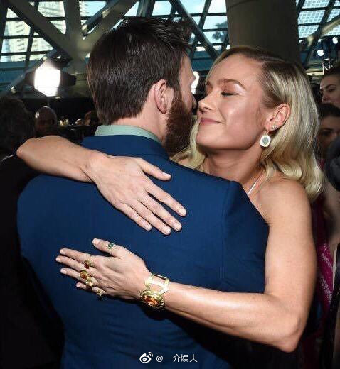 惊奇队长和黑寡妇手戴无限宝石是不是在说明