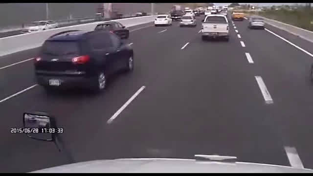 在高速上恶意去别大货车，没想到最后被三辆卡车同时包围！