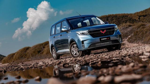 一代神车五菱宏光PLUS全国上市，售6.58-7.98万元