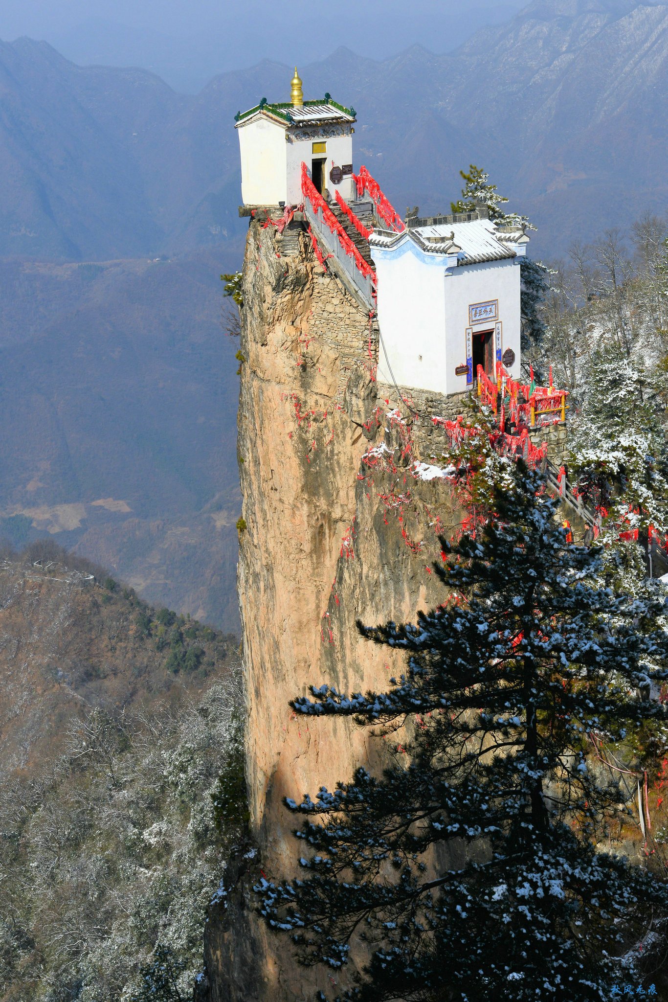 冬雪后去镇安塔云山，一览三面悬崖的五百年道观
