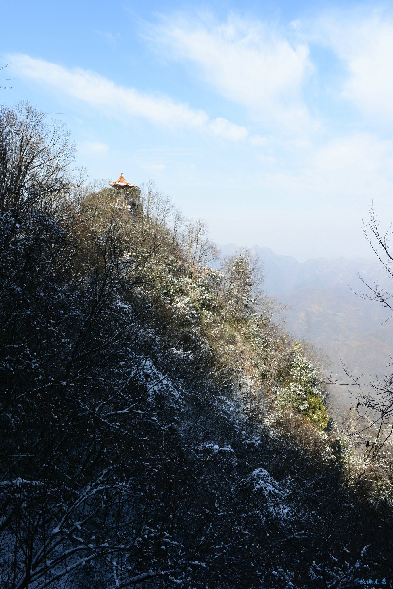冬雪后去镇安塔云山，一览三面悬崖的五百年道观