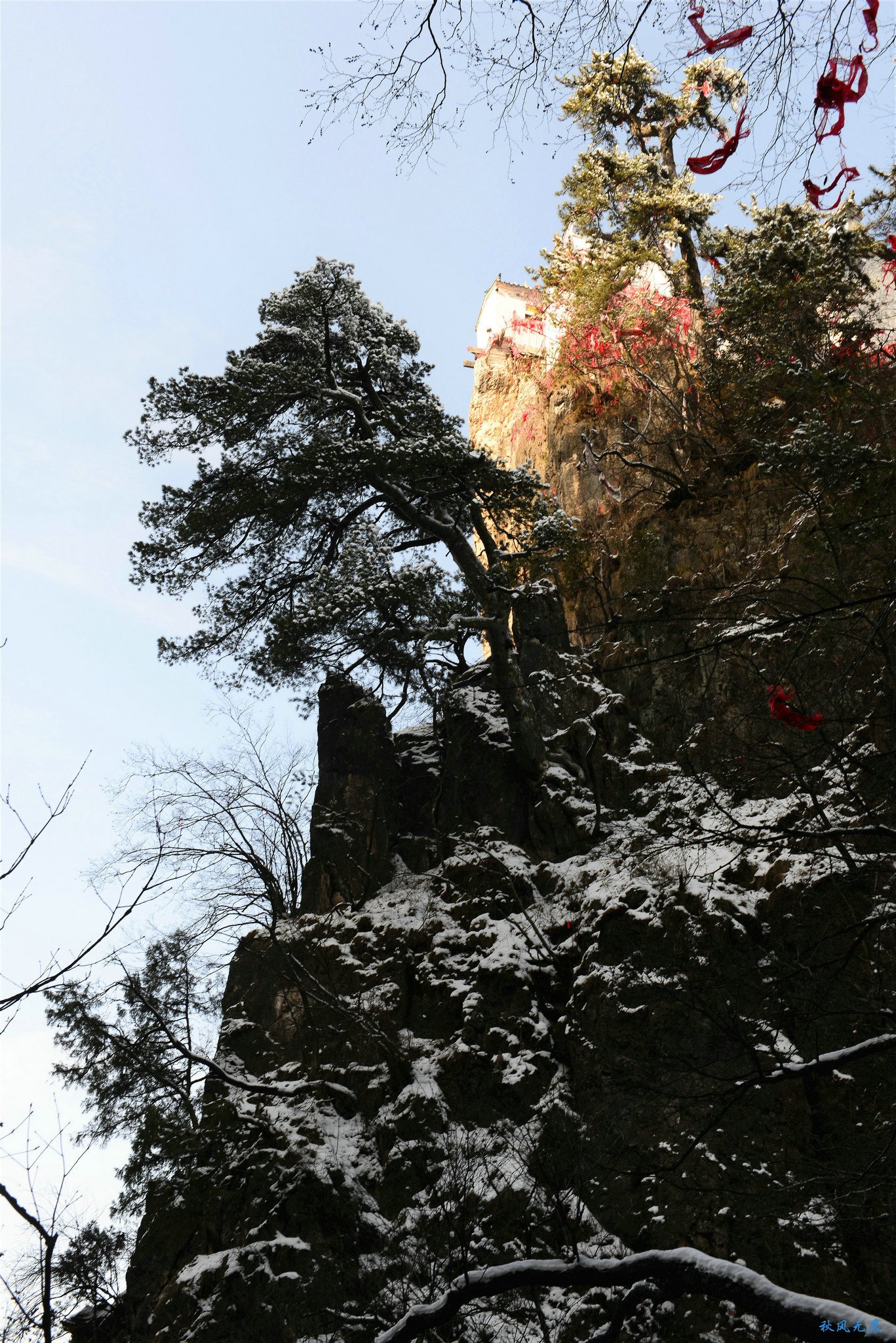 冬雪后去镇安塔云山，一览三面悬崖的五百年道观
