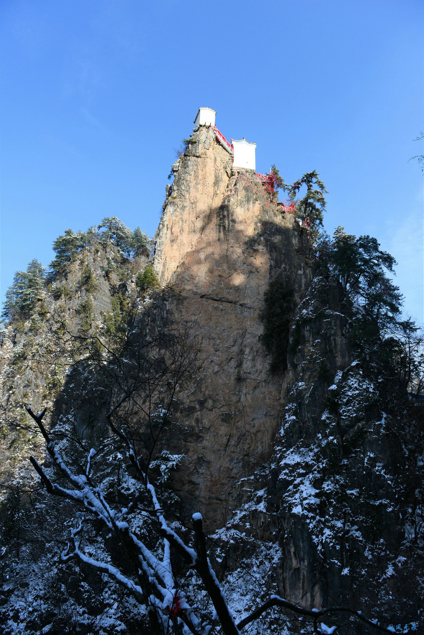 冬雪后去镇安塔云山，一览三面悬崖的五百年道观