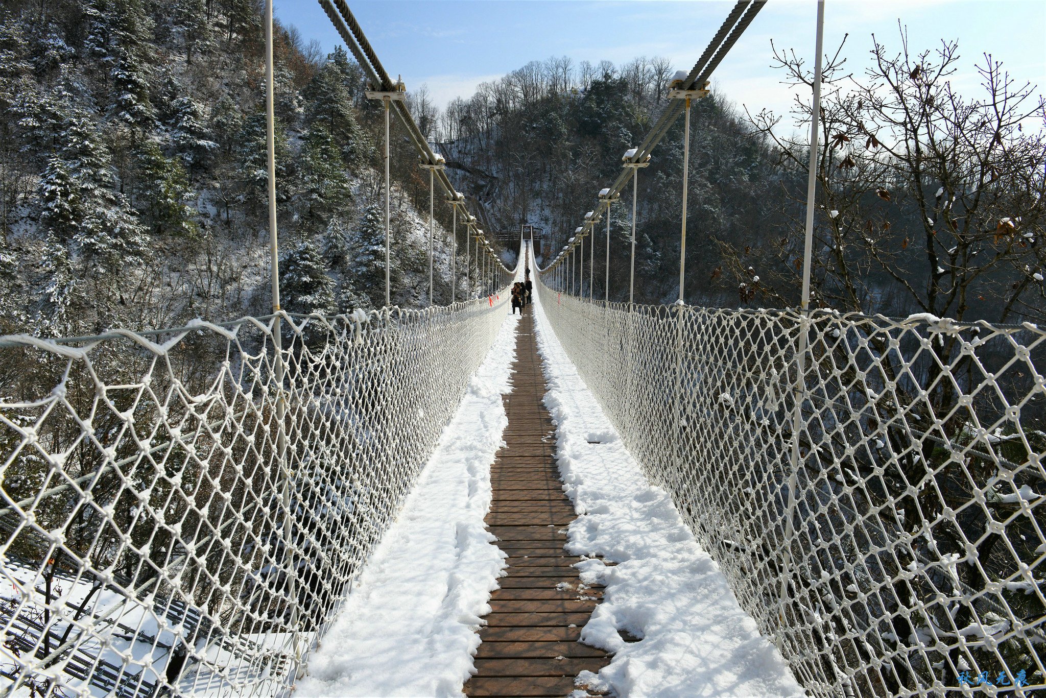 冬雪后去镇安塔云山，一览三面悬崖的五百年道观