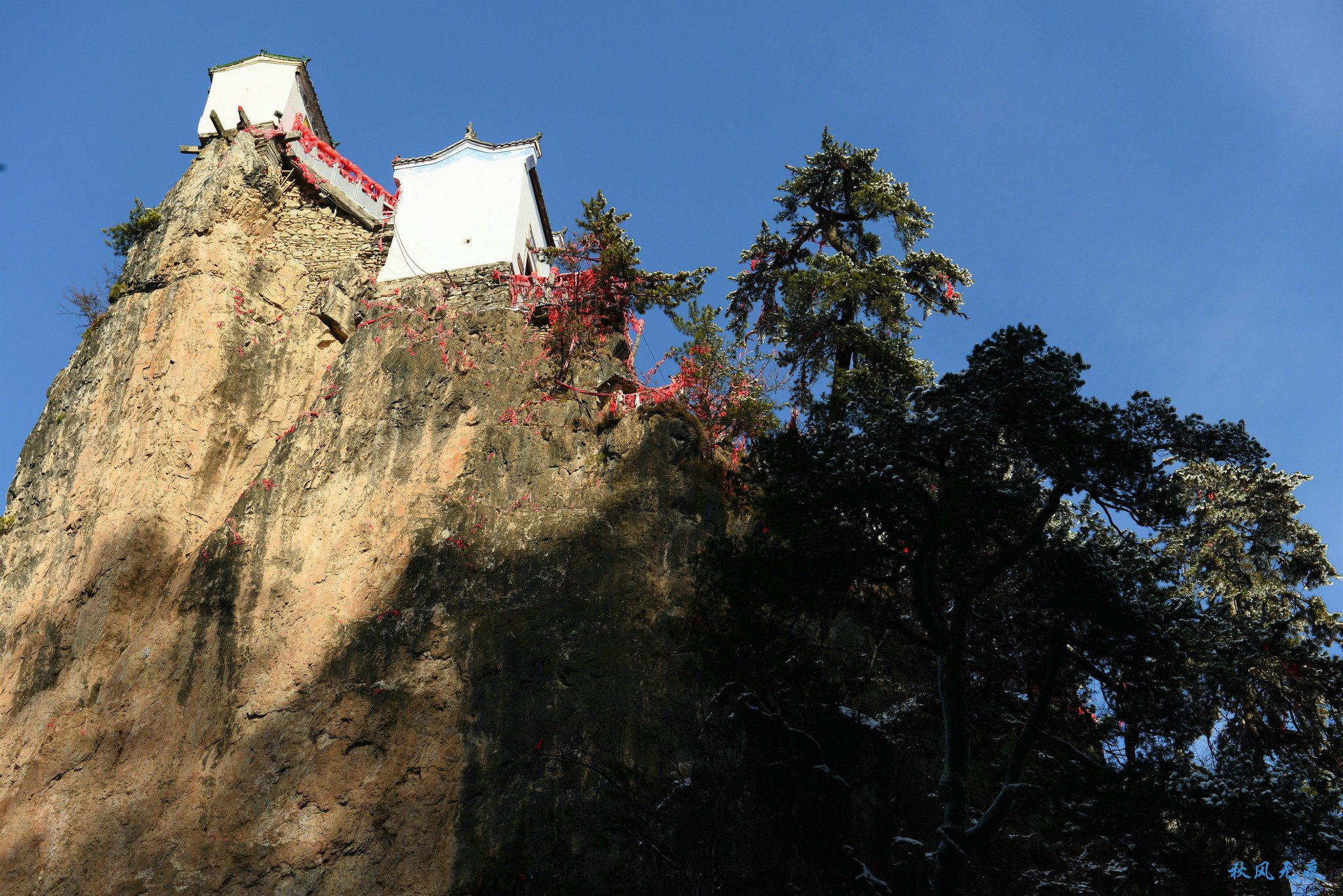 冬雪后去镇安塔云山，一览三面悬崖的五百年道观