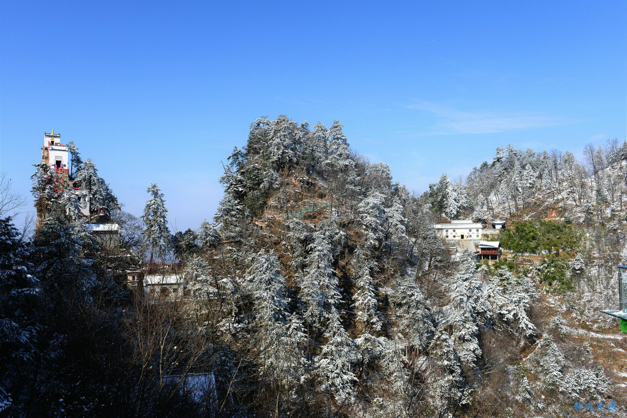 冬雪后去镇安塔云山，一览三面悬崖的五百年道观